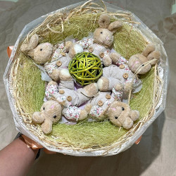 Букет из игрушек зайчат в платье